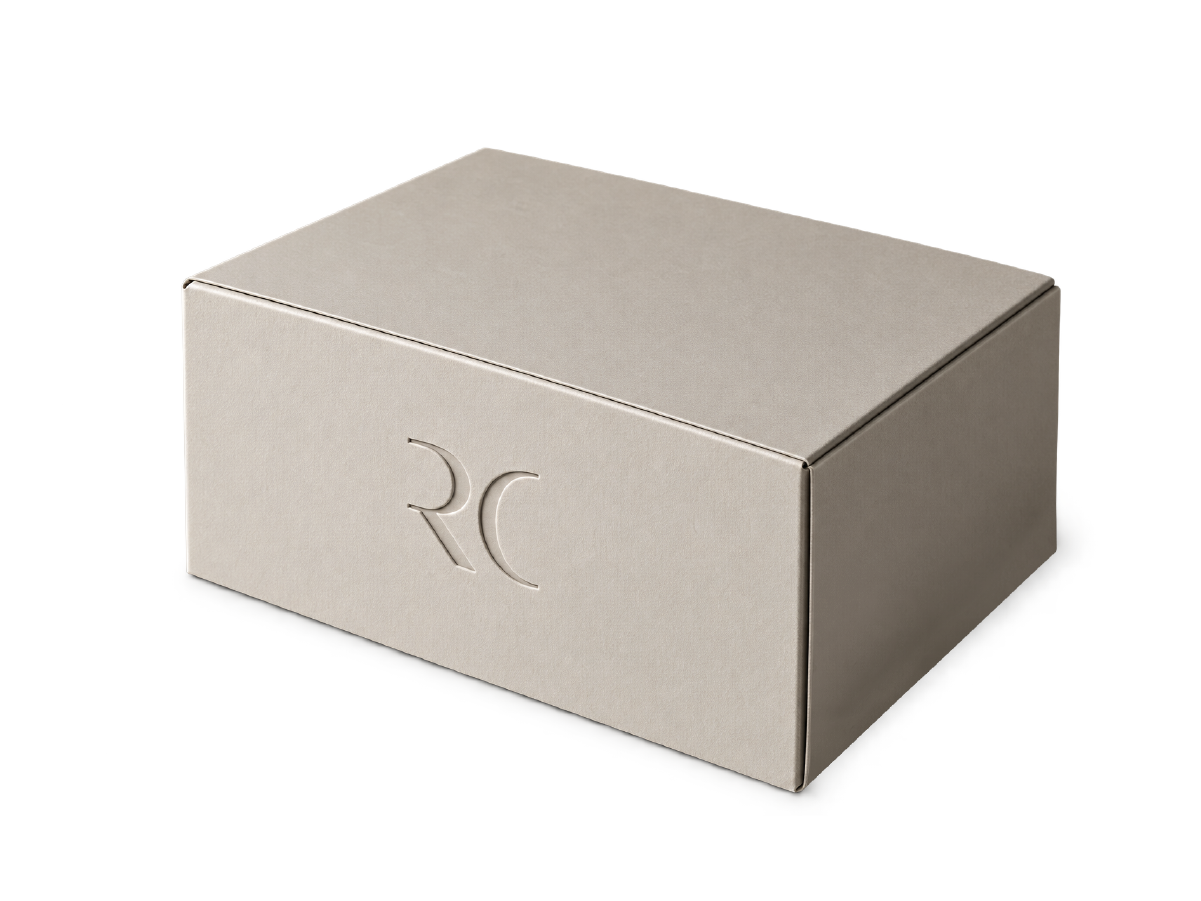 Caja de packaging con isotipo RC